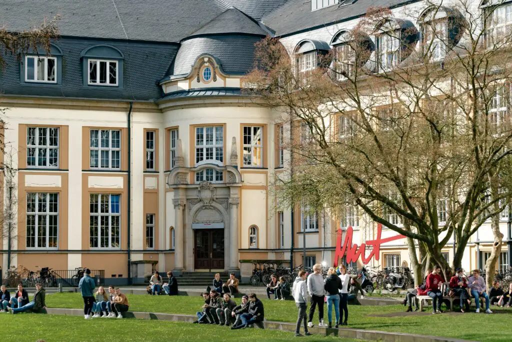 Pros & cons of Endicott College