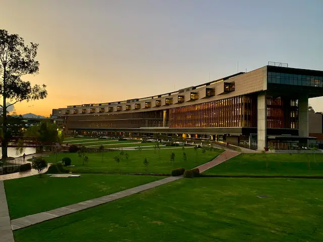 Pros & cons of Lake Forest Graduate School of Management