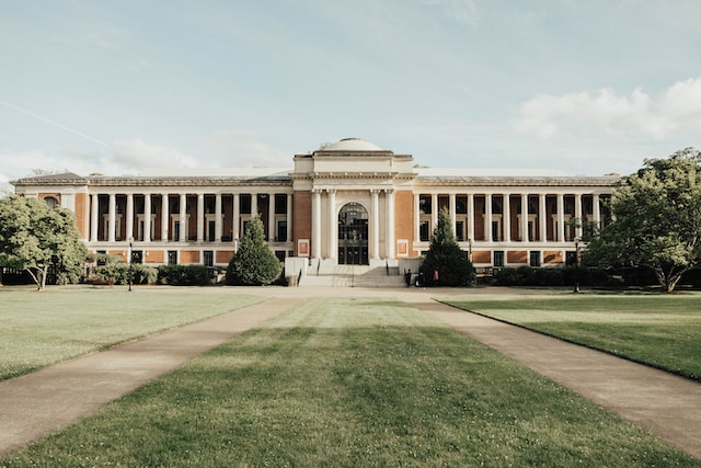 Pros & cons of Molloy University