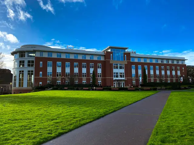 Pros & cons of Holy Apostles College and Seminary