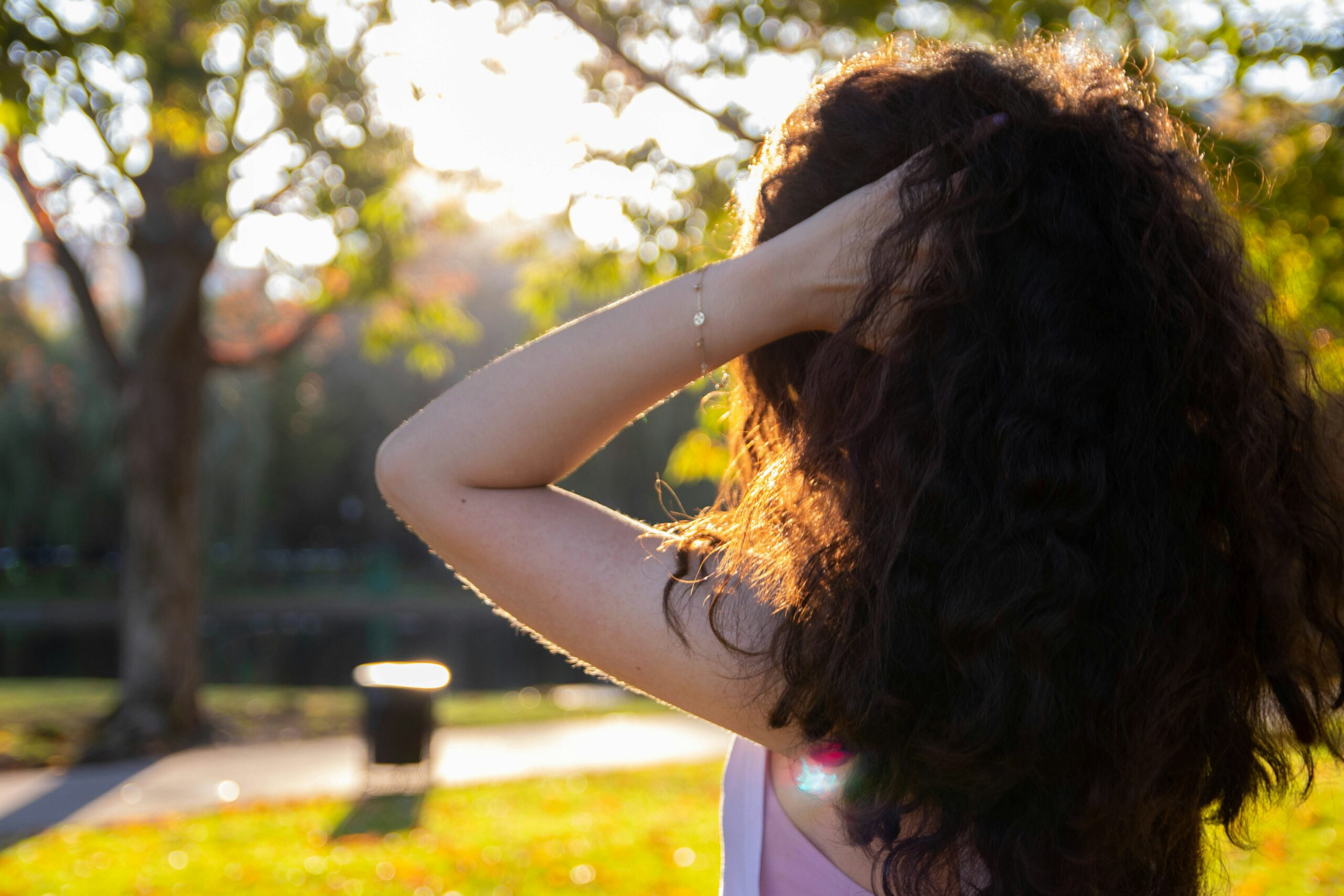 What It Means When A Girl Plays With Her Hair While Talking To A Guy College Aftermath
