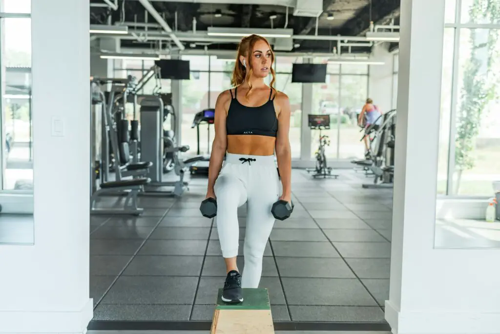 Body Language Signs A Girl At The Gym Likes You